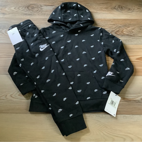Boys Nike logo hoodie & matching joggers size 5/6(NWT)